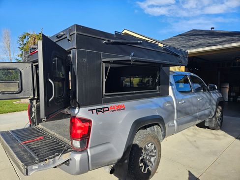 Used 2019 Toyota Tacoma TRD Off-Road image 2