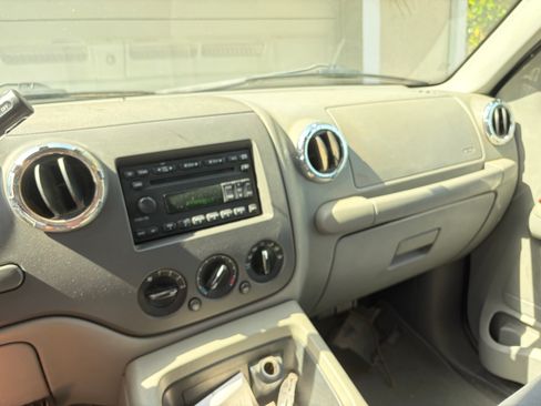 Used 2006 Ford Expedition XLT RWD image 6