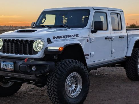 Used 2025 Jeep Gladiator Mojave w/ Convenience Group image 1