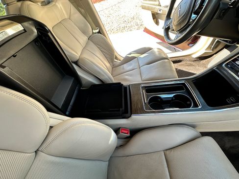 Used 2017 Lincoln Continental Select image 29