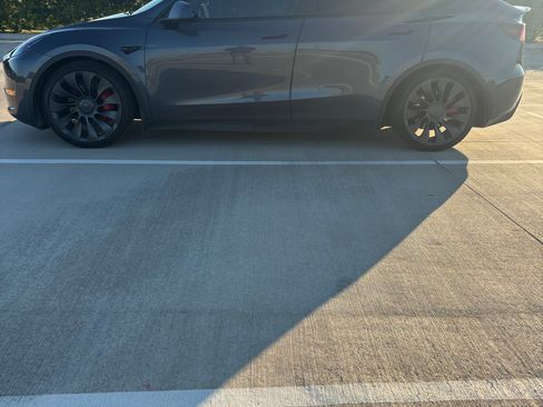 Used 2023 Tesla Model Y Performance image 10