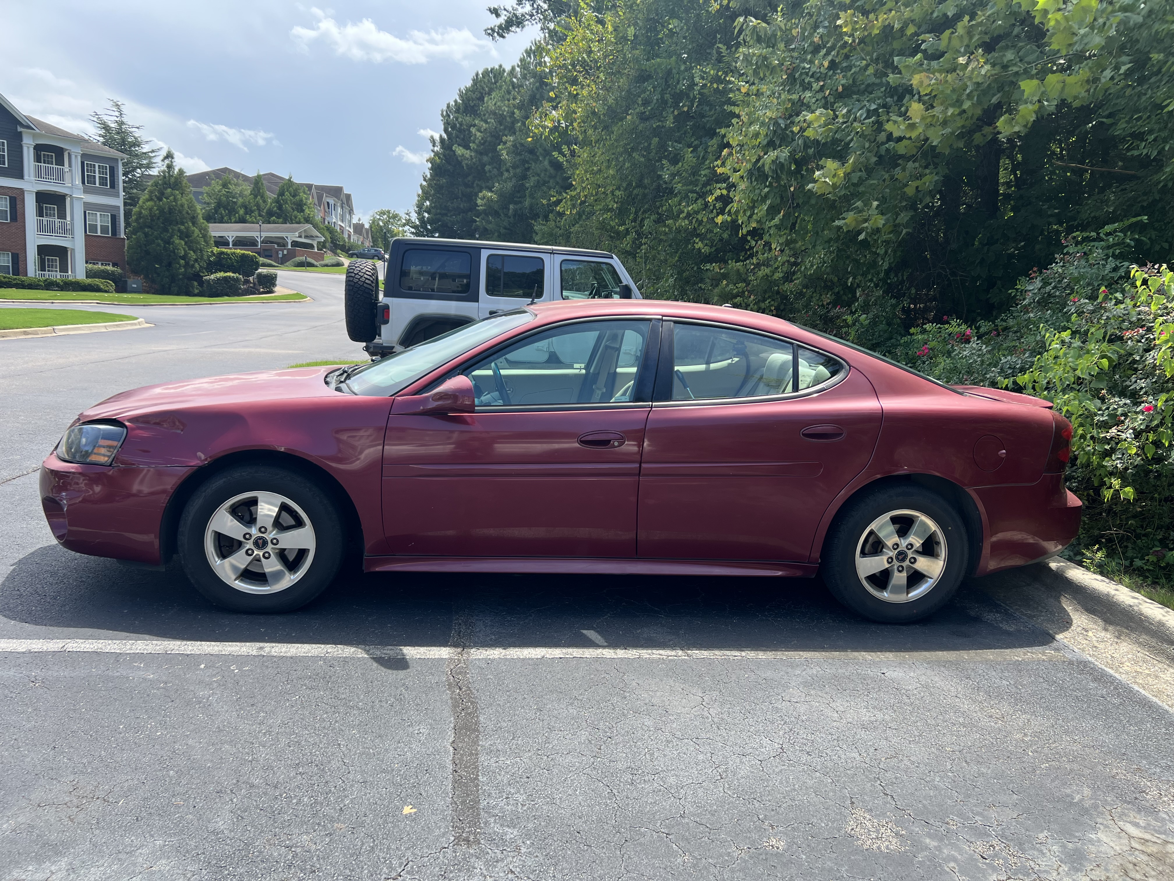 Used 2005 Pontiac Grand Prix GT w/ Premium Audio Package FWD image 2