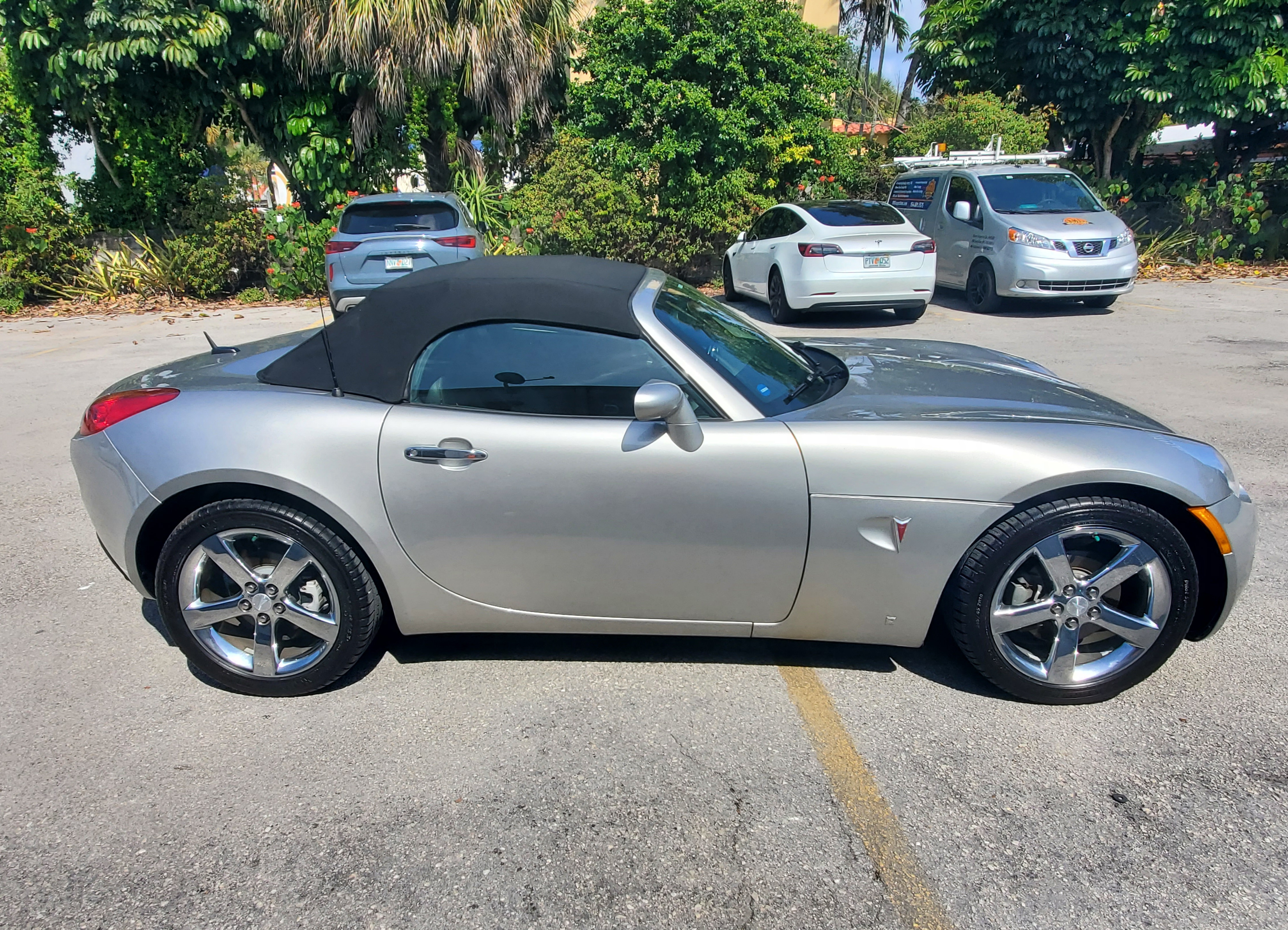 Used 2008 Pontiac Solstice GXP w/ Premium Package RWD image 2