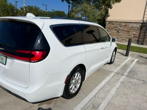 Used 2021 Chrysler Pacifica Touring-L FWD image 14