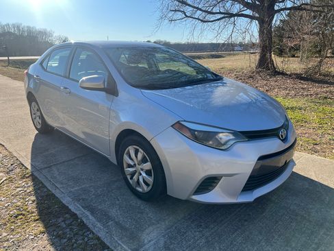 Used 2015 Toyota Corolla LE image 2