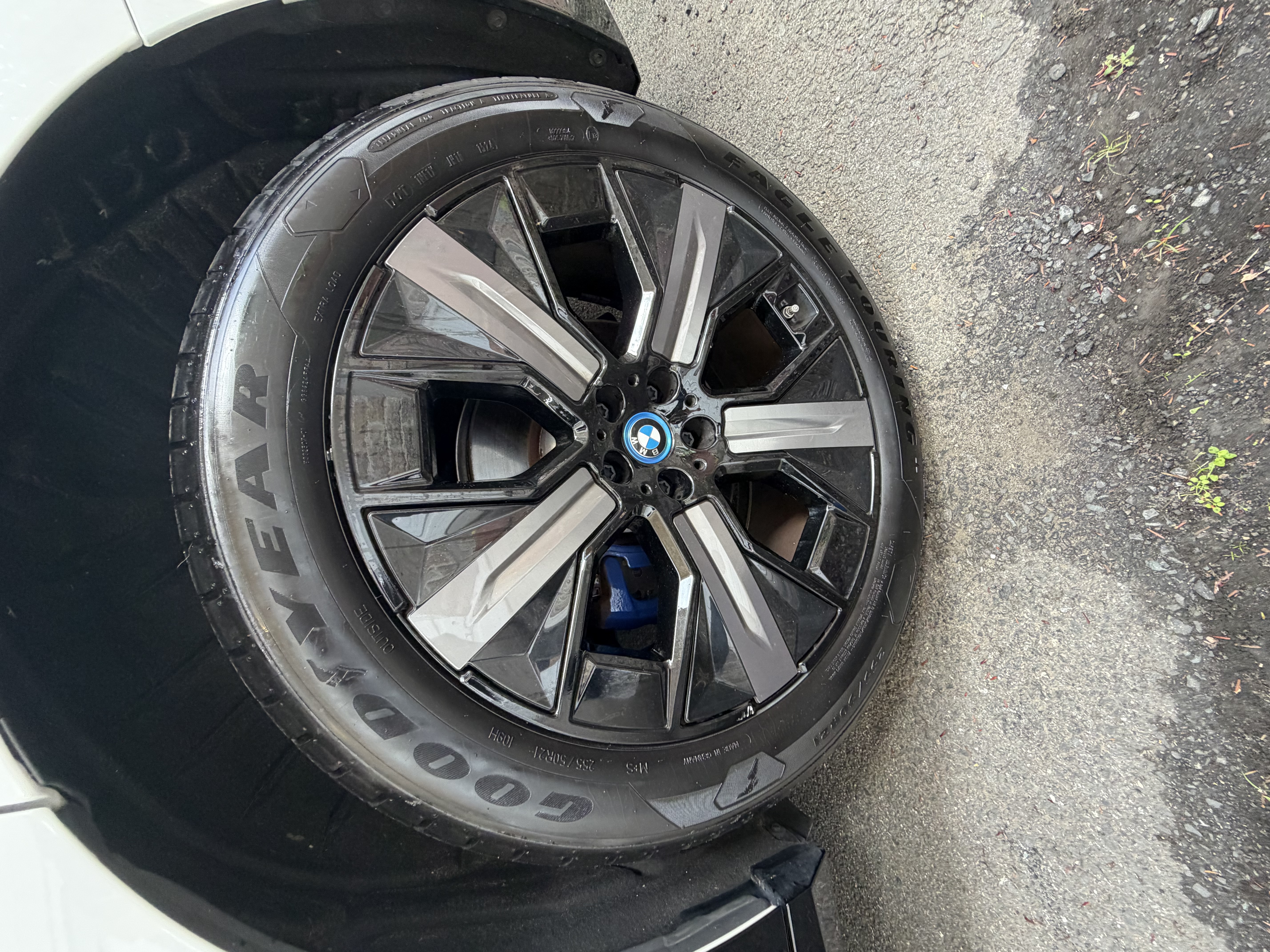 Used 2025 BMW iX xDrive50 w/ Premium Package AWD/4WD image 17