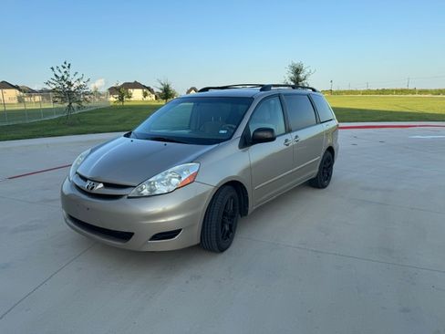 Used 2009 Toyota Sienna LE FWD image 4
