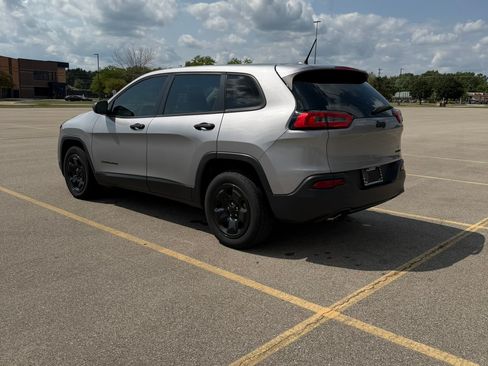 Used 2015 Jeep Cherokee Sport FWD image 6