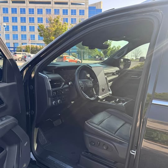Used 2025 GMC Yukon Elevation w/ Elevation Premium Package AWD/4WD image 2