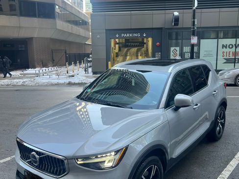 Used 2025 Volvo XC40 B5 Core image 2