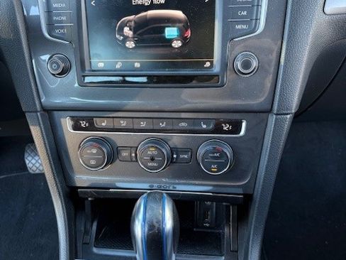Used 2016 Volkswagen e-Golf SE image 19
