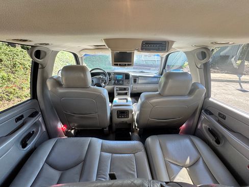 Used 2005 Chevrolet Suburban LT w/ Preferred Equipment Group image 13