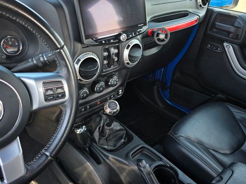 Used 2016 Jeep Wrangler Unlimited Rubicon image 13