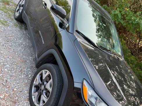 Used 2019 Jeep Compass Limited AWD/4WD image 2