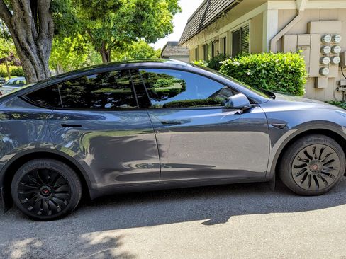Used 2023 Tesla Model Y Long Range image 1