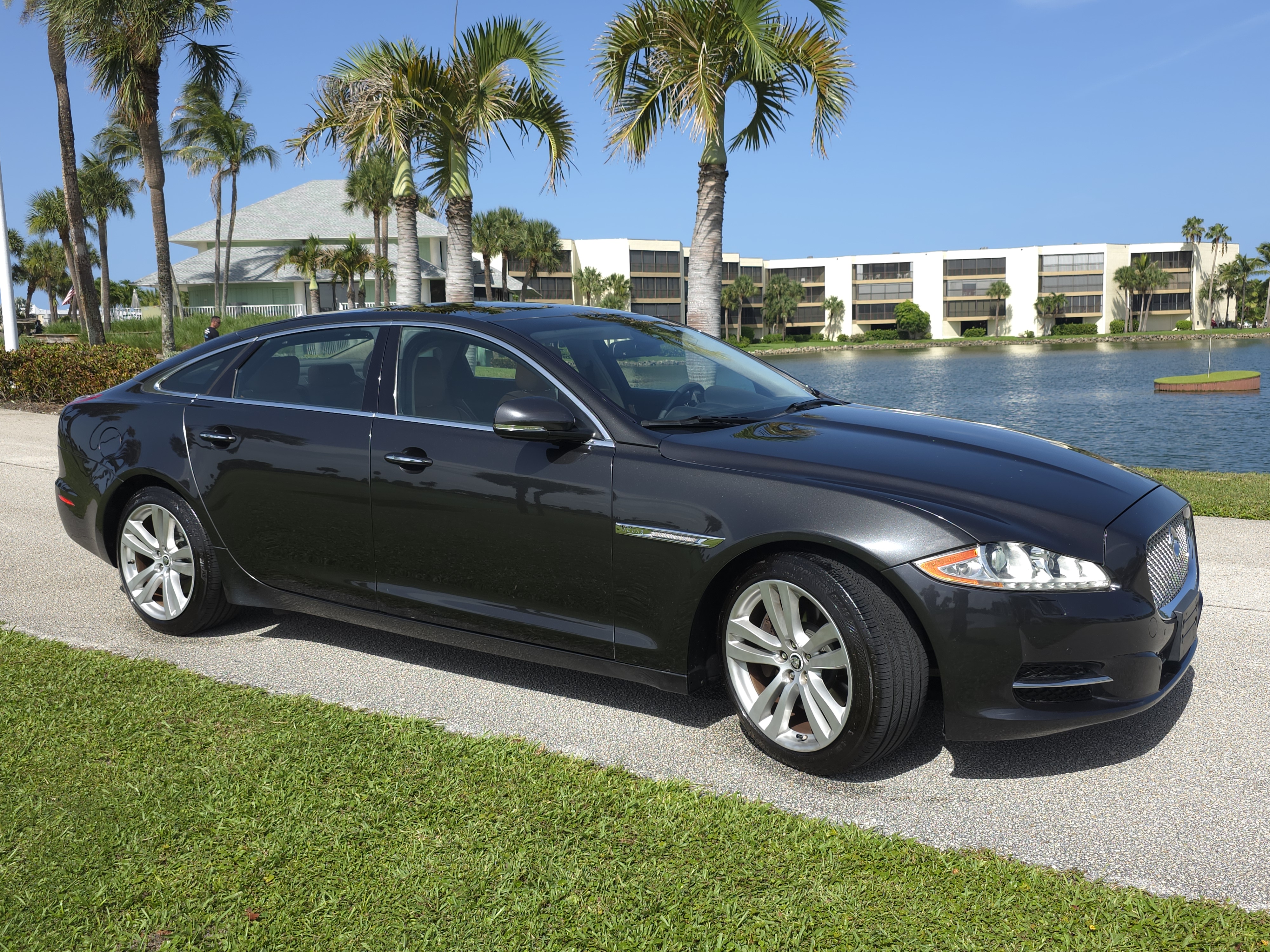 Used 2011 Jaguar XJ L RWD image 2