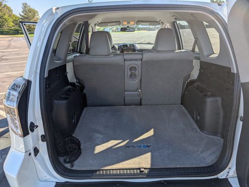 Used 2013 Toyota RAV4 EV image 8