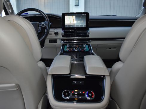 Used 2019 Lincoln Navigator L Reserve image 16