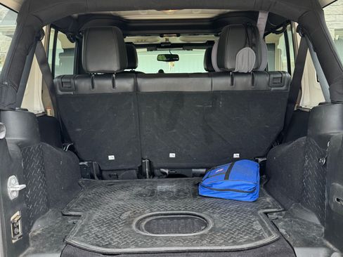 Used 2018 Jeep Wrangler Unlimited Sahara w/ Max Tow Package AWD/4WD image 9
