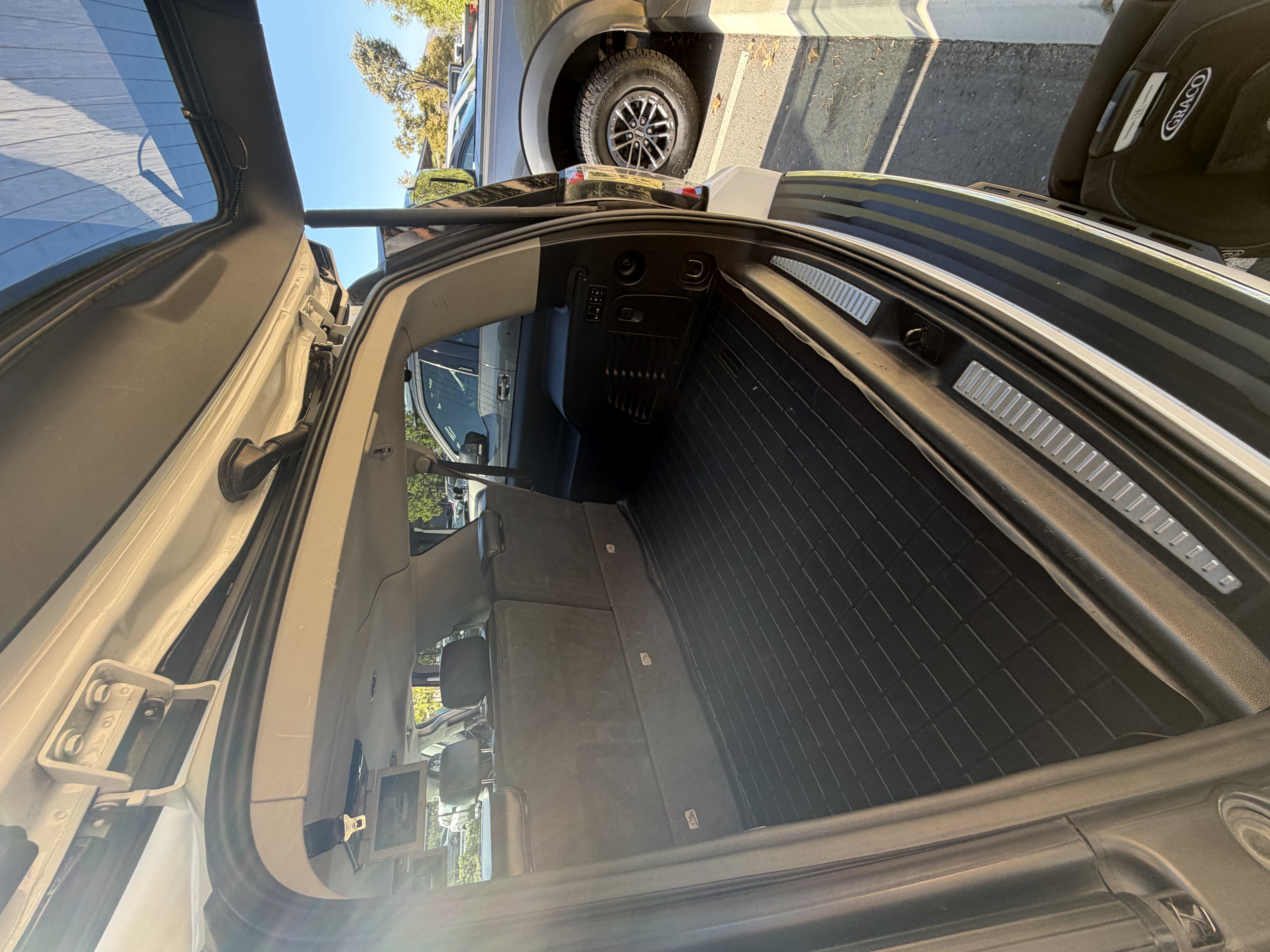 Used 2016 GMC Yukon XL Denali w/ Open Road Package AWD/4WD image 10