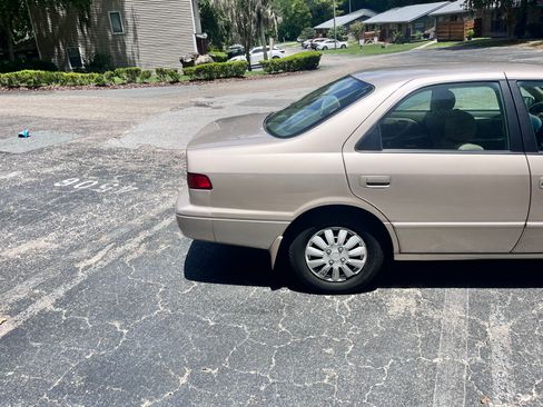 Used 1999 Toyota Camry LE w/ Value Pkg FWD image 9