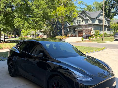 Used 2022 Tesla Model Y Long Range image 4