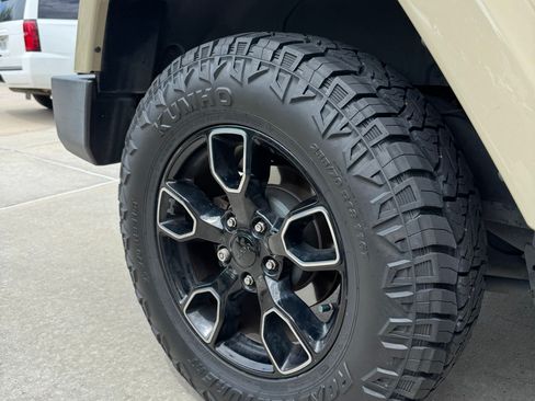 Used 2018 Jeep Wrangler Unlimited Sahara w/ Max Tow Package AWD/4WD image 10