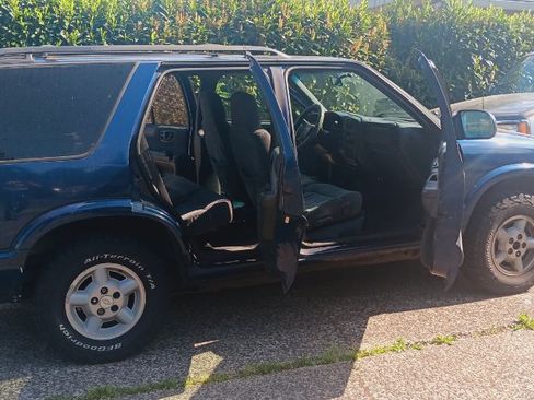 Used 2001 Chevrolet Blazer LS w/ Preferred Equipment Group image 4