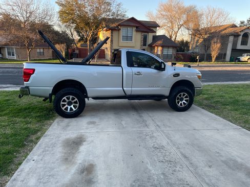 Used 2017 Nissan Titan SV RWD image 9