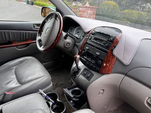 Used 2005 Toyota Sienna XLE Limited image 12