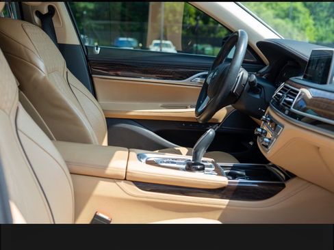Used 2022 BMW 750i xDrive w/ Executive Package AWD/4WD image 12