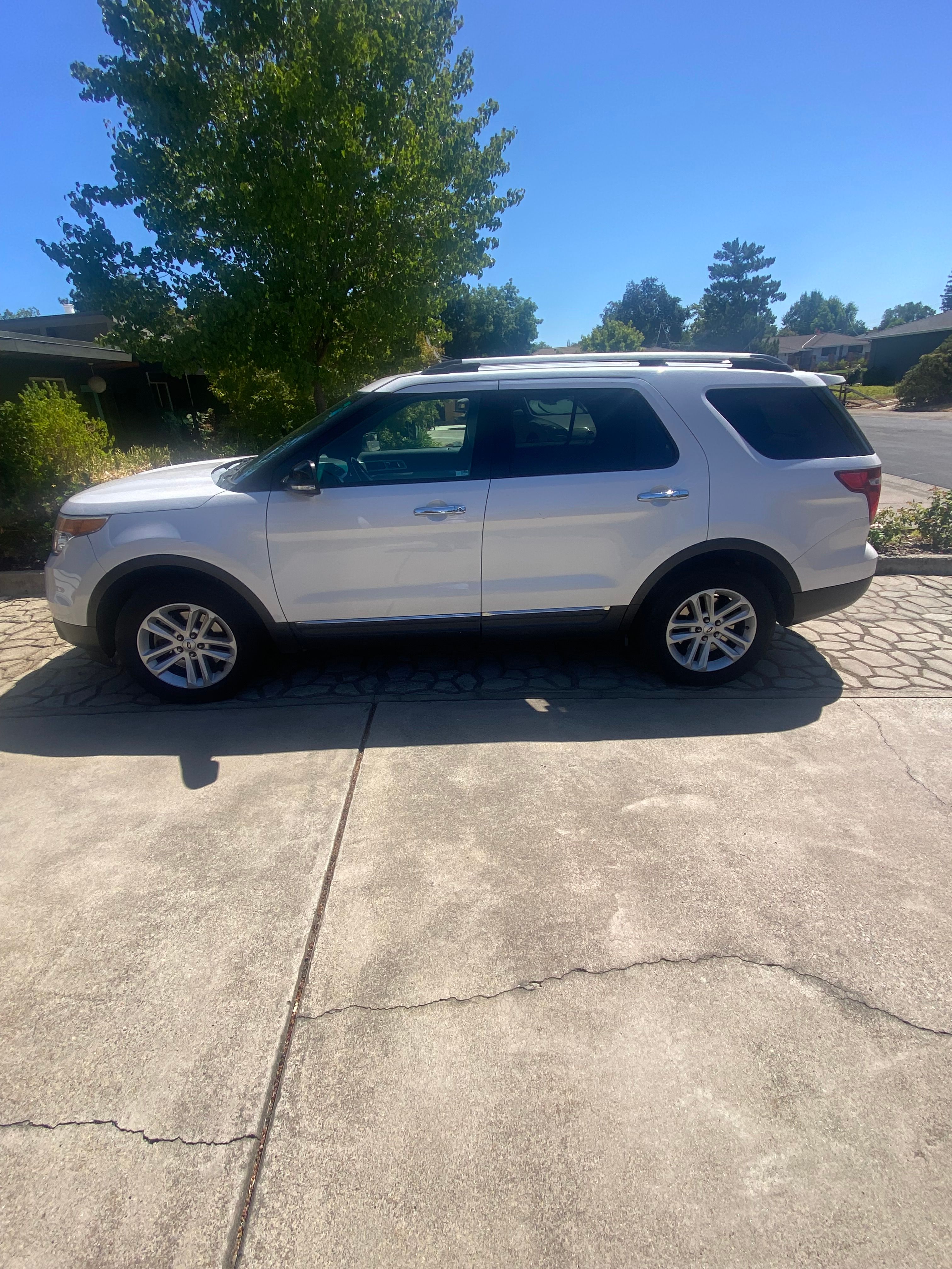 Used 2015 Ford Explorer XLT w/ Equipment Group 202B AWD/4WD image 2