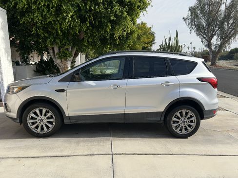 Used 2019 Ford Escape SE image 2