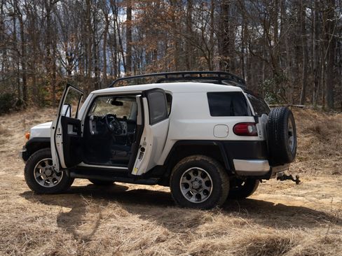 Used 2012 Toyota FJ Cruiser Sport Utility 2D w/ Upgrade Pkg image 15