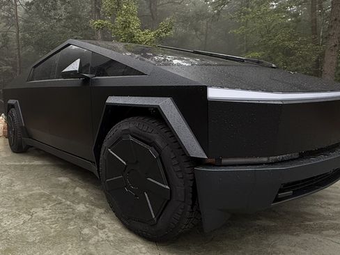 Used 2025 Tesla Cybertruck AWD Crew Cab image 3