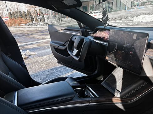 Used 2023 Tesla Model S Standard Range image 9