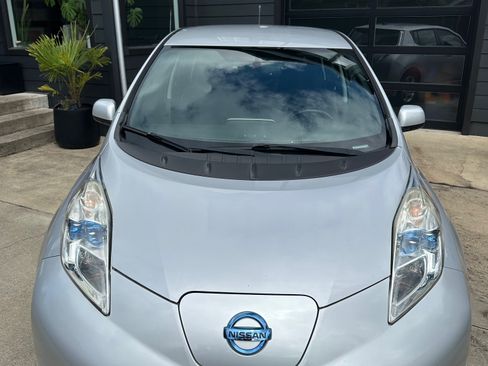Used 2013 Nissan Leaf SV w/ LED & Quick Charge Pkg FWD image 2