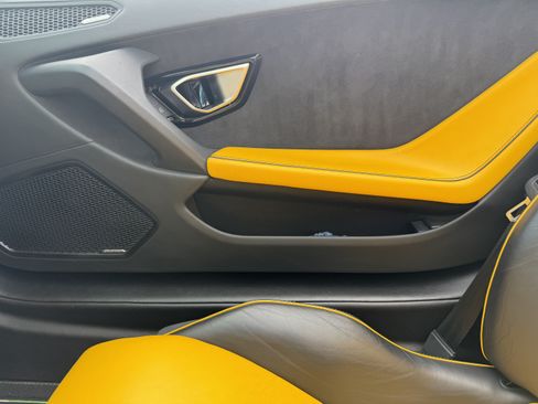 Used 2020 Lamborghini Huracan EVO image 21