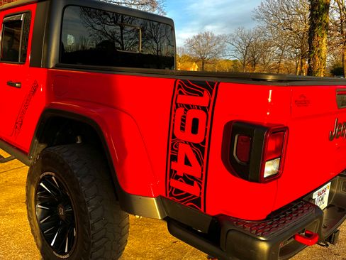 Used 2020 Jeep Gladiator Rubicon image 2