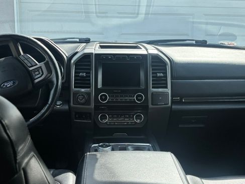 Used 2018 Ford Expedition Max XLT w/ Equipment Group 202A AWD/4WD image 8