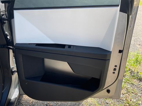 Used 2024 Tesla Cybertruck AWD Crew Cab image 10