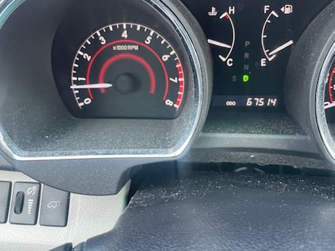 Used 2012 Toyota Highlander SE w/ Tow Pkg image 2