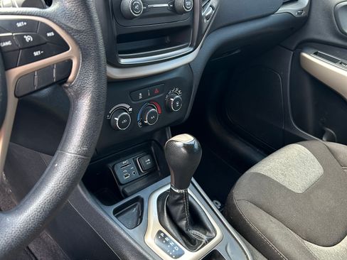 Used 2018 Jeep Cherokee Latitude FWD image 5