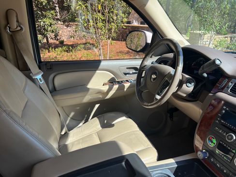 Used 2009 Chevrolet Suburban LT image 12