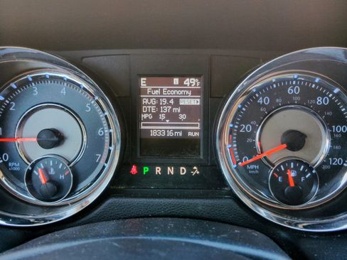 Used 2013 Chrysler Town & Country Touring-L w/ Driver Convenience Group image 9