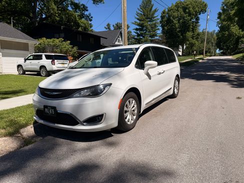 Used 2018 Chrysler Pacifica Touring-L FWD image 12