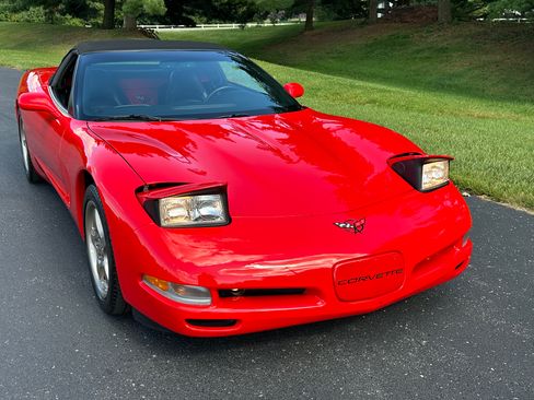 Used 1998 Chevrolet Corvette Convertible w/ Performance Handling Pkg RWD image 17