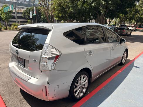 Used 2013 Toyota Prius V Five image 10