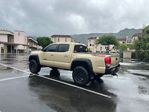 Used 2017 Toyota Tacoma TRD Off-Road w/ Tow Package (A/T) image 4