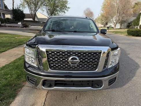 Used 2018 Nissan Titan SV image 8
